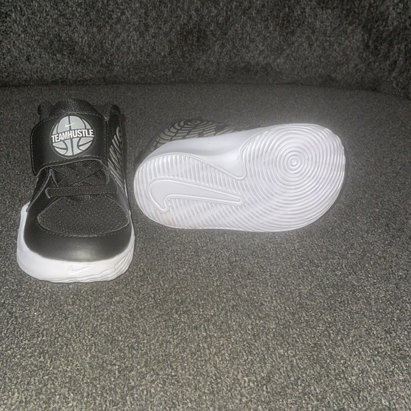 Infant nike sneakers size 5C - Picture 3 of 4